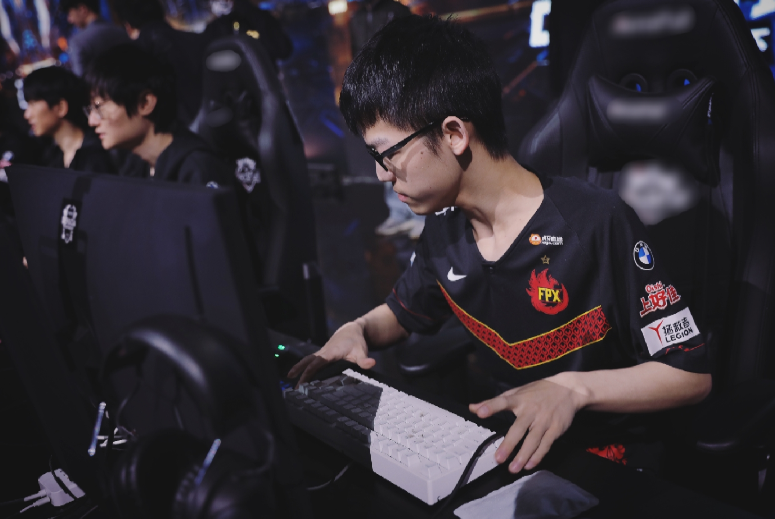 FPX横扫TES,Oner开启传奇时刻激烈交锋四强赛,技惊四座 FPX横扫TES,Oner开启传奇时刻激烈交锋四强赛,技惊四座